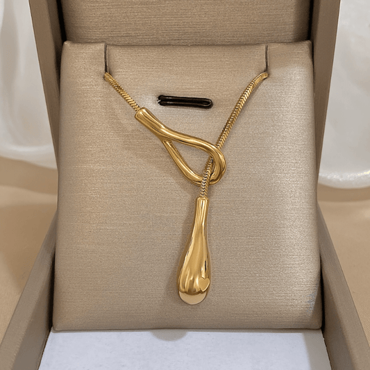 Collana vintage in oro bianco con ciondolo a goccia