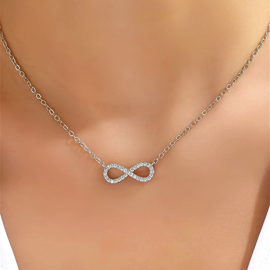 Collana in oro bianco con pendente a forma di infinito e zirconia.