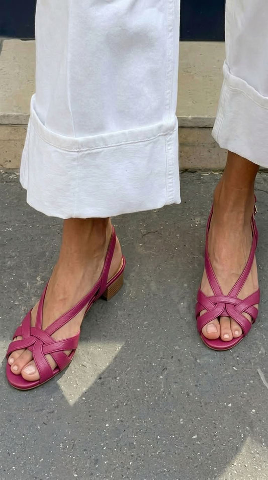 Sandali slingback Nude in pelle con cinturini incrociati e tacco basso.