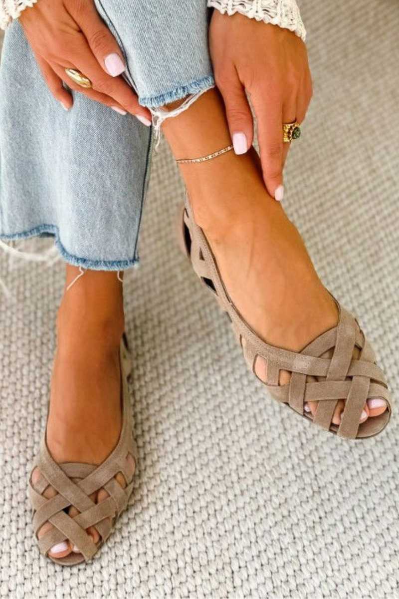 Sandali punta aperta intrecciati casual bassi con cinturini incrociati.