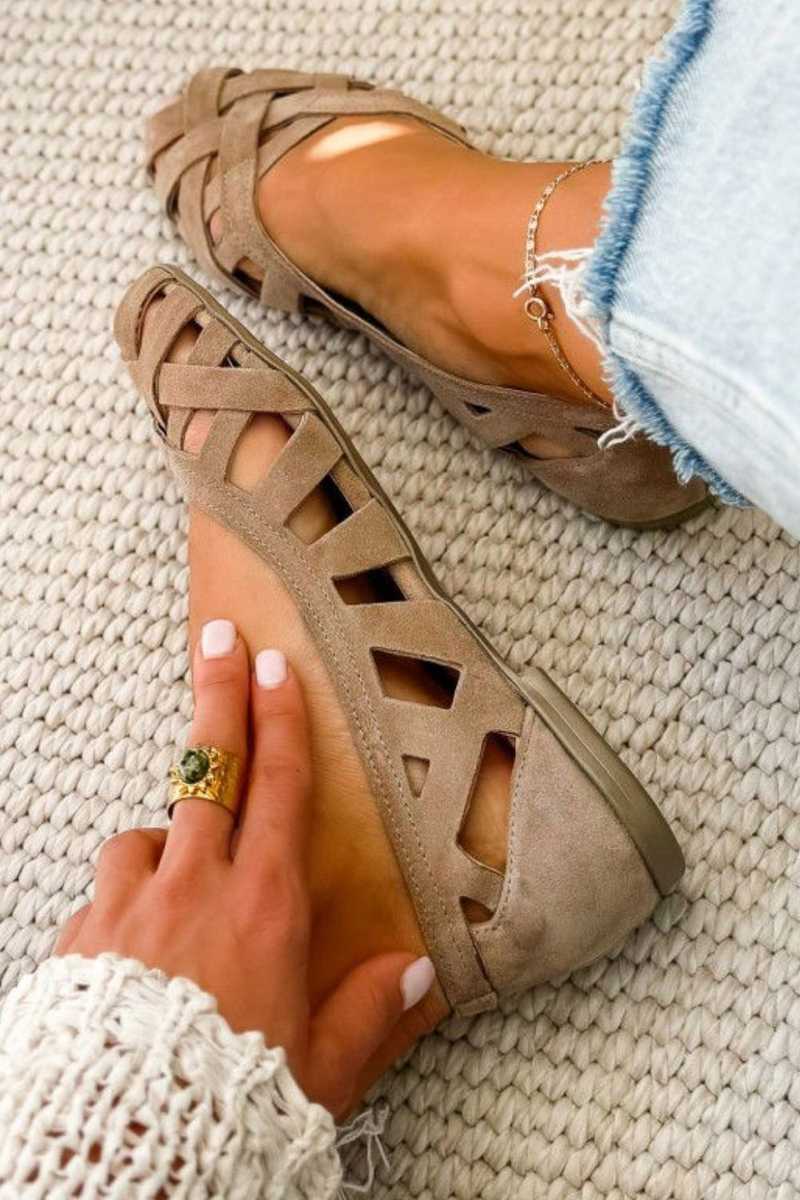 Sandali punta aperta intrecciati casual bassi con cinturini incrociati.
