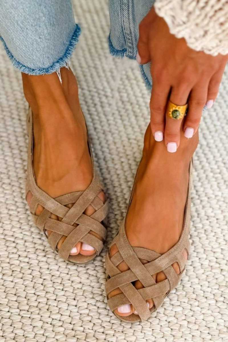 Sandali punta aperta intrecciati casual bassi con cinturini incrociati.