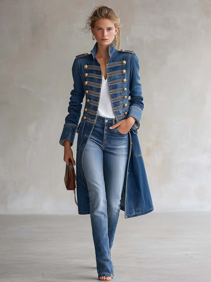 Cappotto lungo in denim sciancrato stile militare con bottoni dorati da donna