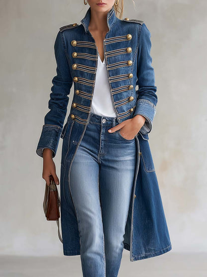 Cappotto lungo in denim sciancrato stile militare con bottoni dorati da donna
