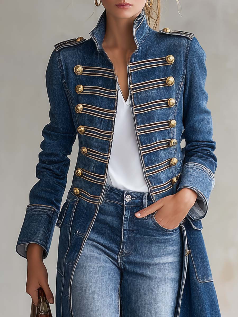 Cappotto lungo in denim sciancrato stile militare con bottoni dorati da donna