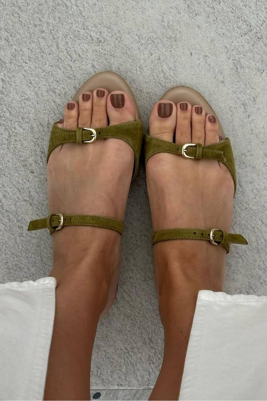 Sandali Beige in Camoscio con Doppia Fibbia, Fasce e Punta Aperta.