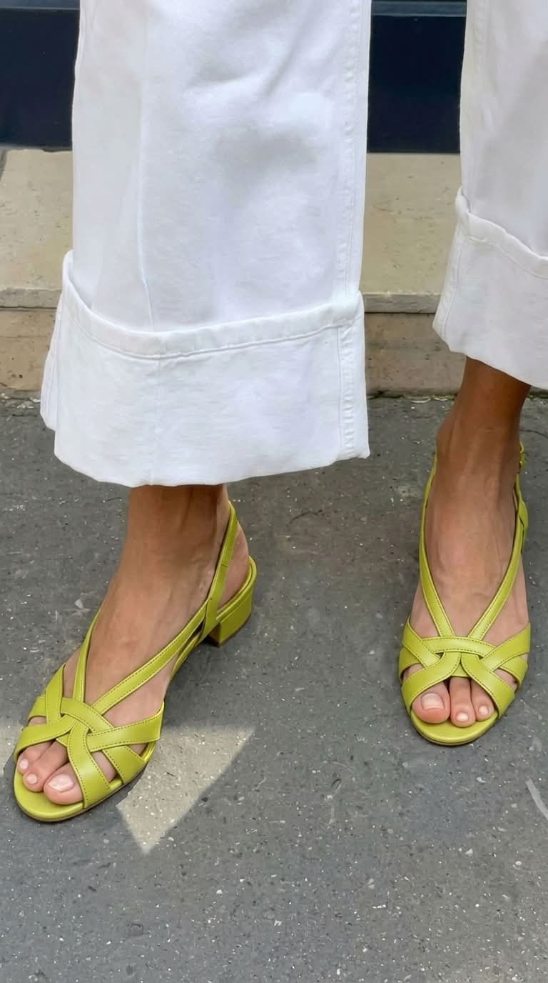 Sandali slingback Nude in pelle con cinturini incrociati e tacco basso.