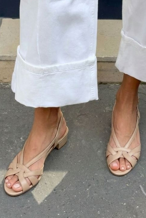 Sandali slingback Nude in pelle con cinturini incrociati e tacco basso.