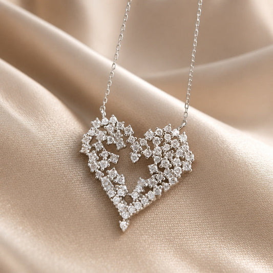 Collana con ciondolo in oro bianco e cuore in zirconia