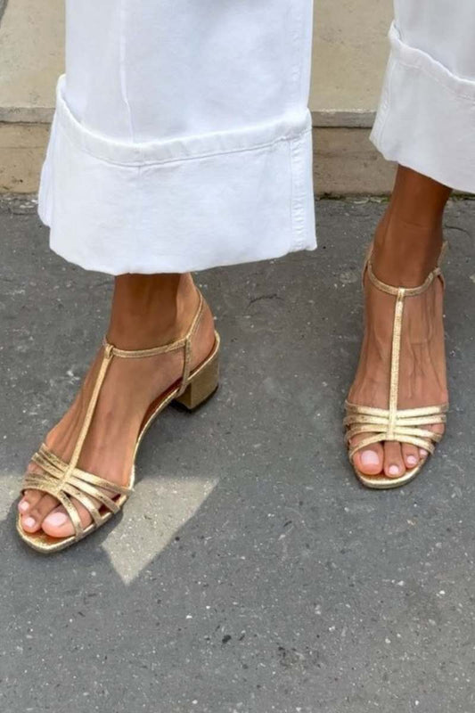 Sandali metallizzati con fibbia, cinturino a T e tacco a blocco.