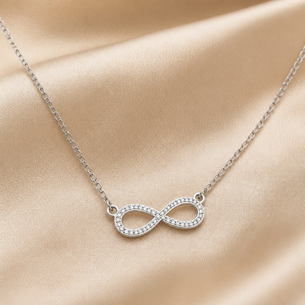 Collana in oro bianco con pendente a forma di infinito e zirconia.