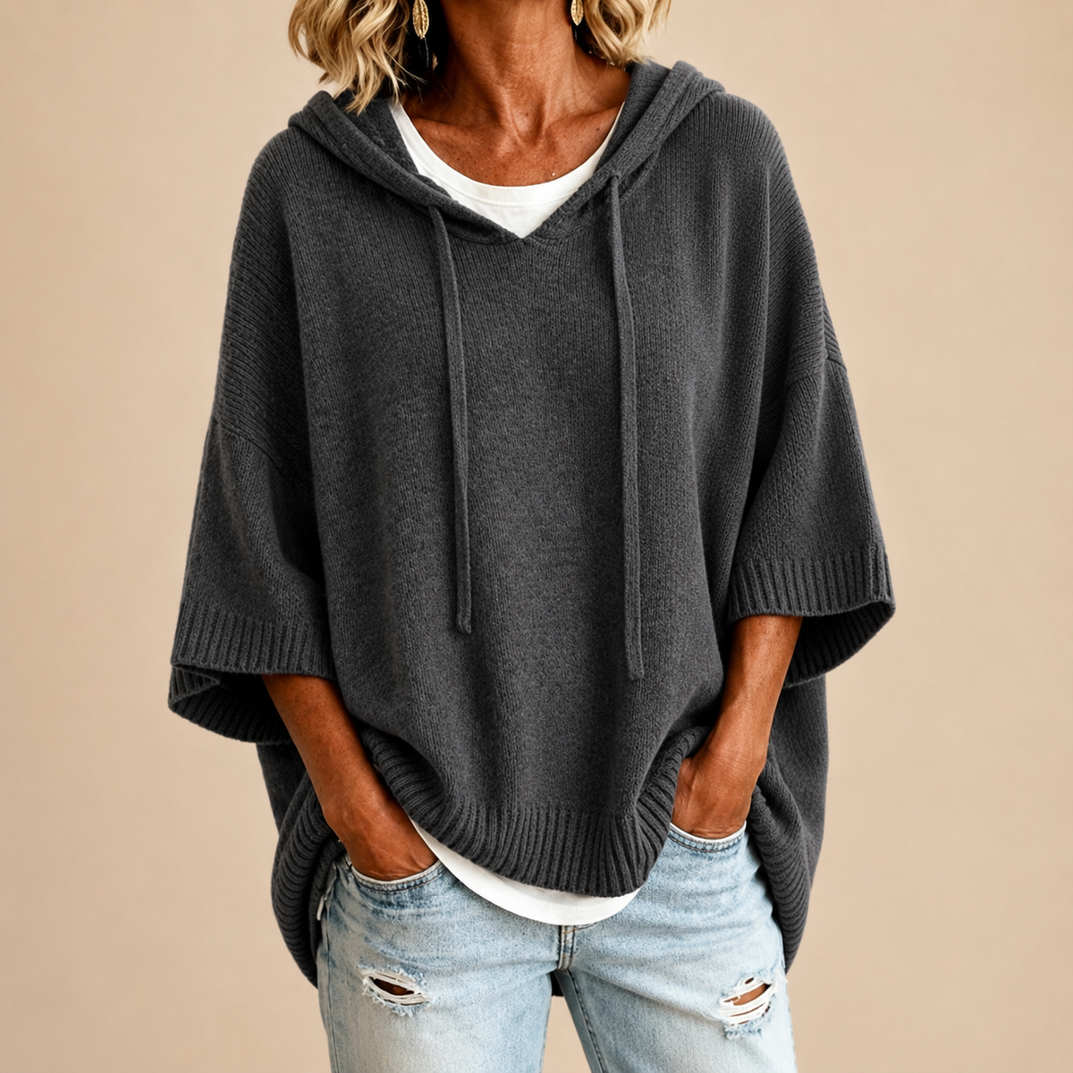Poncho in maglia con cappuccio grigio