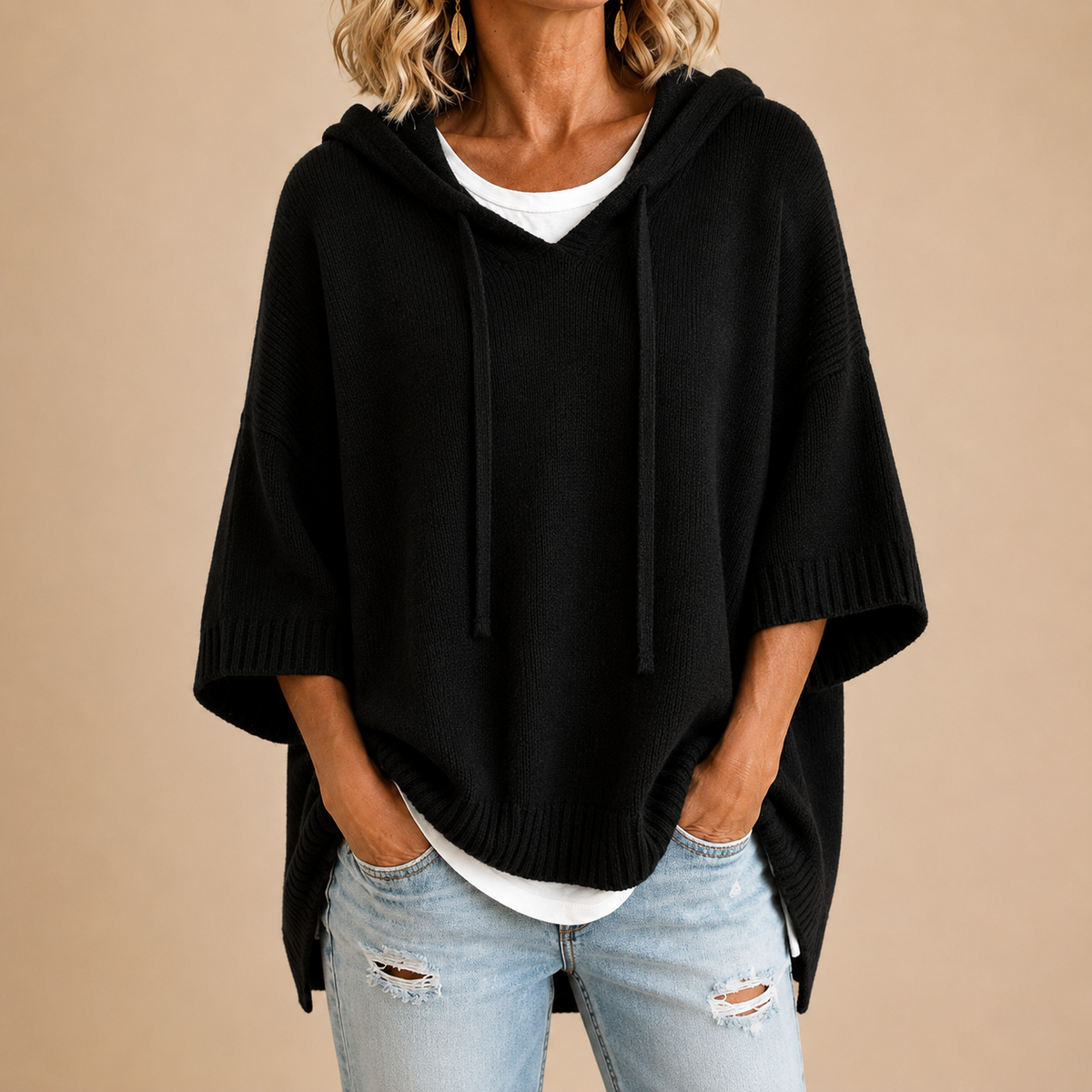 Poncho in maglia con cappuccio nero