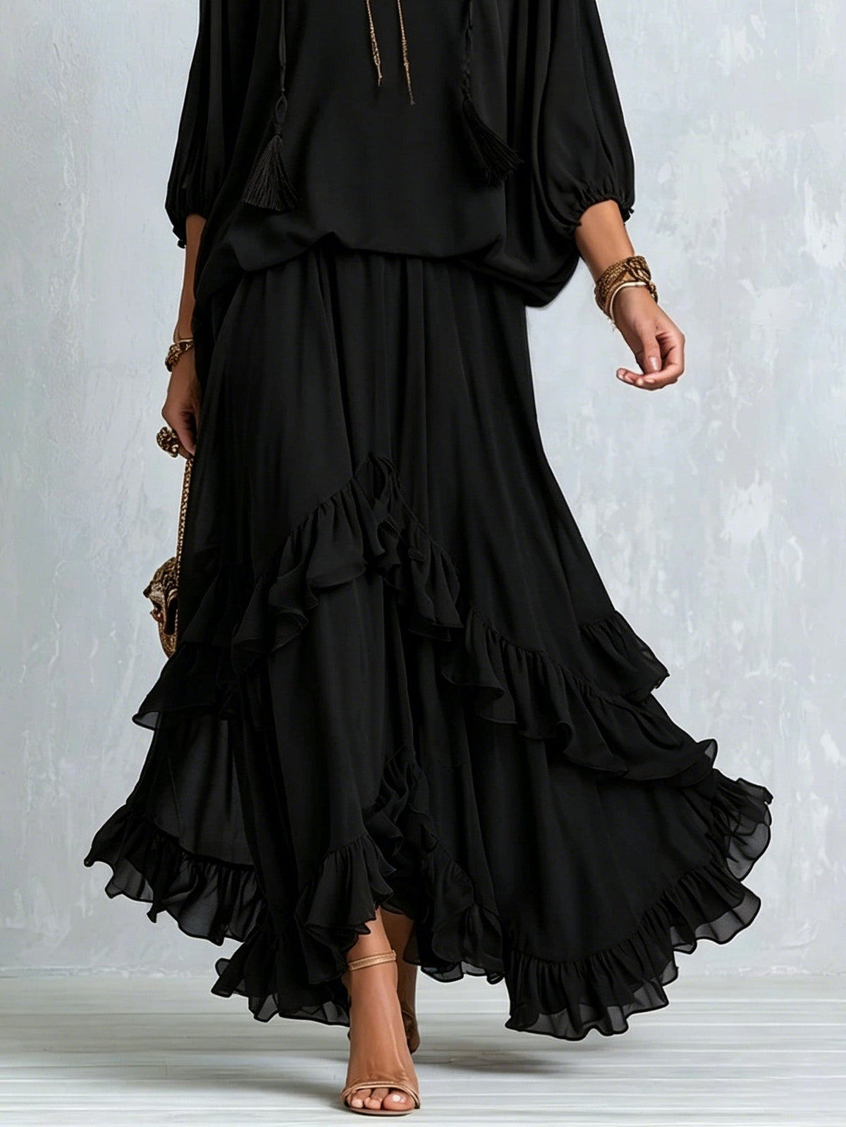 Elvira | Set composto da top nero in chiffon con scollo a V e frange, abbinato a gonna a balze a strati