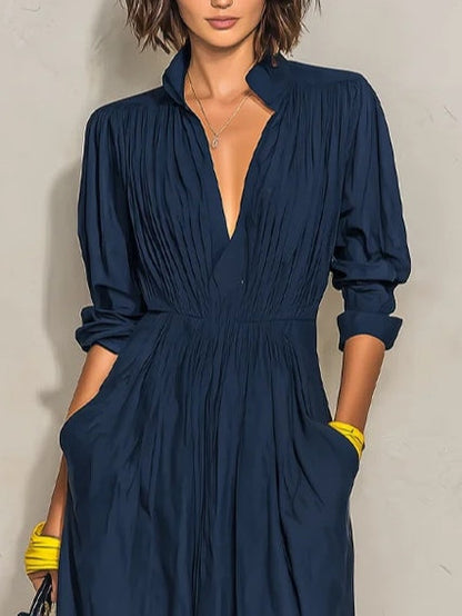 Alma | Abito lungo plissettato blu navy con scollo a V