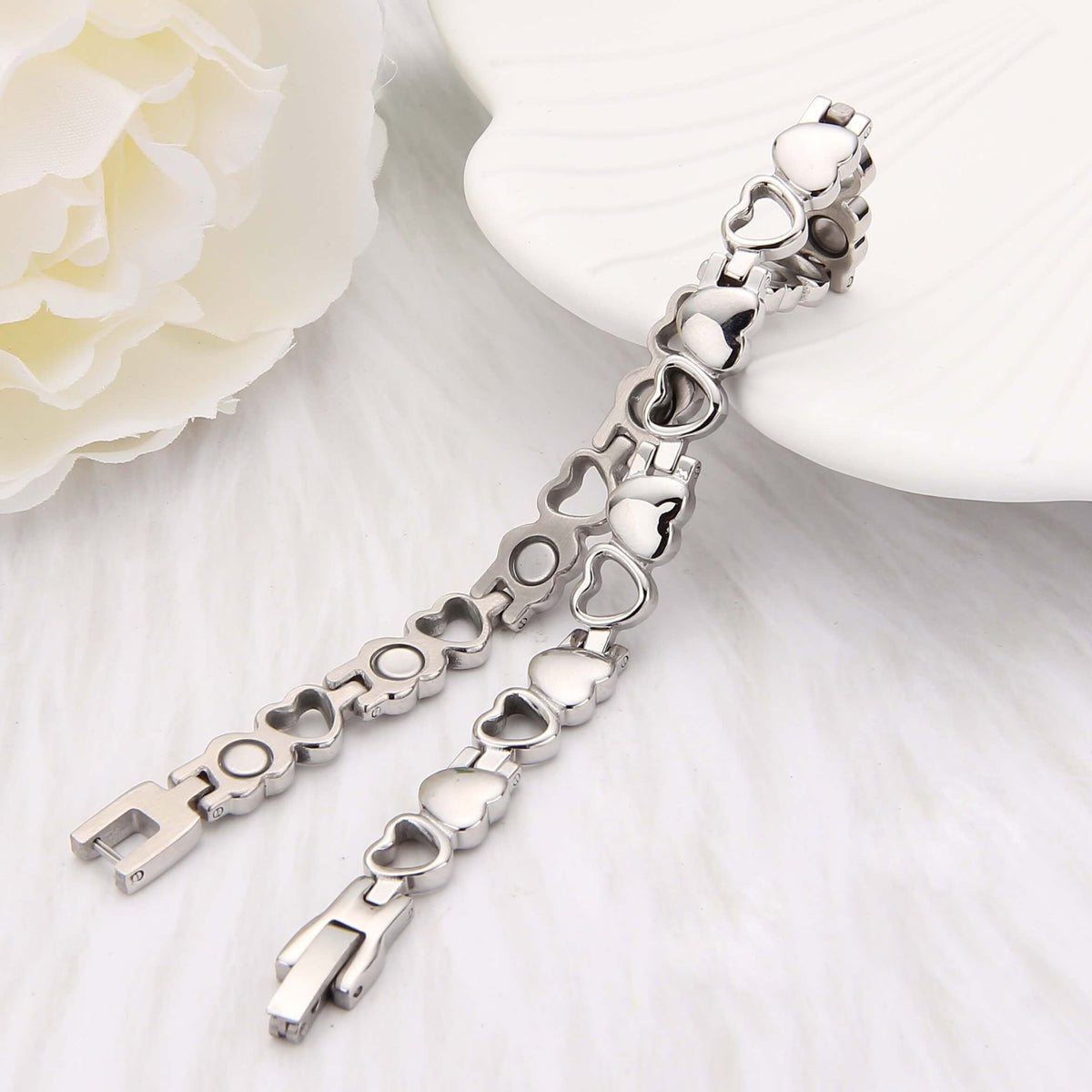 Raffinato bracciale in oro bianco con ciondolo a forma di cuore