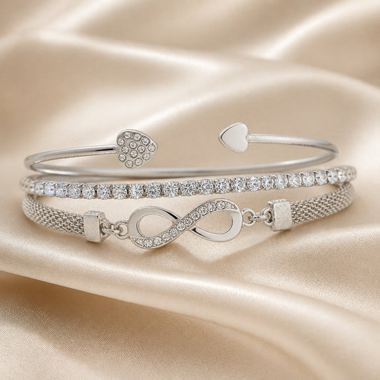 Collezione di bracciali con strass in oro bianco e motivo infinito