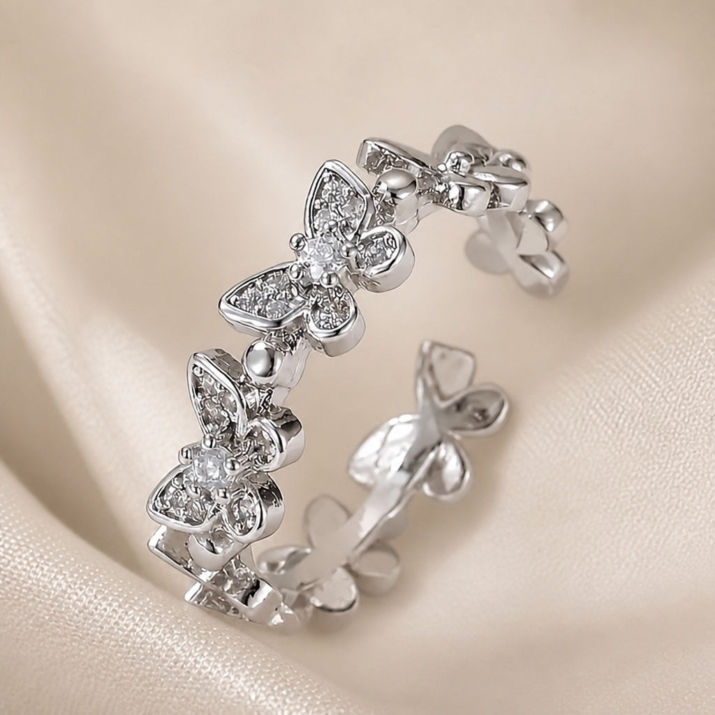 Anello a Forma di Farfalla in Oro Bianco con Cristalli