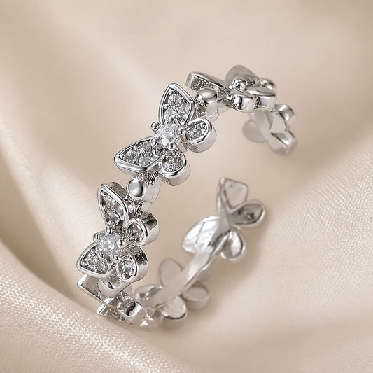 Anello a Forma di Farfalla in Oro Bianco con Cristalli