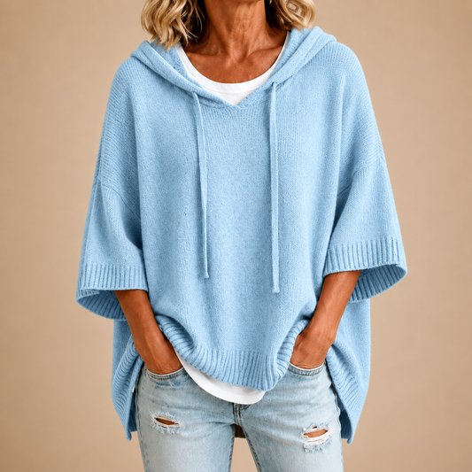 Poncho in maglia con cappuccio azzurro chiaro