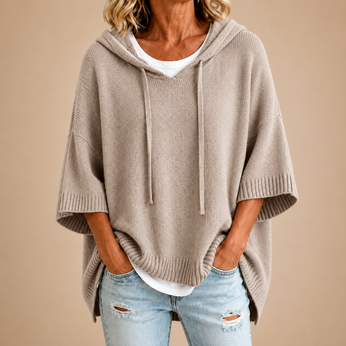 Poncho in maglia con cappuccio color talpa